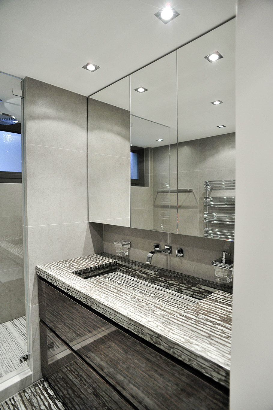 Apartment in Conches Bathroom with a wide sink